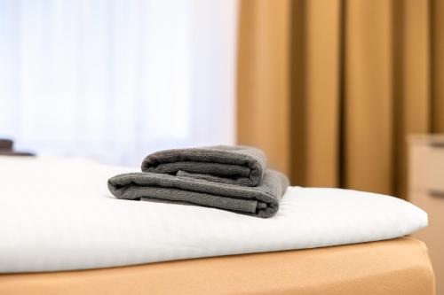 ein Stapel Handtücher auf einem Bett in der Unterkunft Lé David City Apartments 1020 in Wien