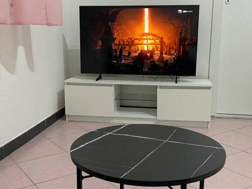 Una televisión o centro de entretenimiento en Domus Gianni