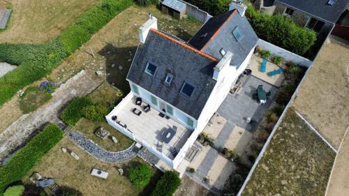 an overhead view of a large house with a roof at Vue mer - 100m de la plage - 4 adultes 1 enfants in Plounéour-Trez