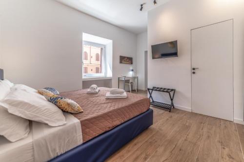 Un dormitorio con una cama y una ventana y un televisor. en Anna Bijoux - Vatican City & Metro Ottaviano, en Roma