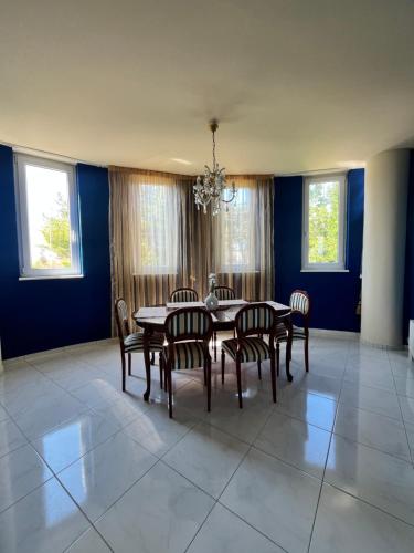Χώρος καθιστικού στο Rafkos Mansion with Private Pool and Amazing View
