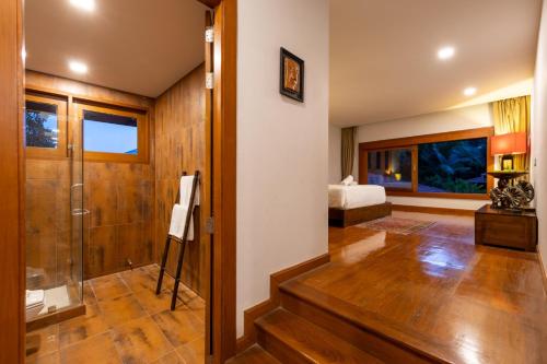 Ένα μπάνιο στο Baan Phuttarak Villa - 4BR Private Sea View