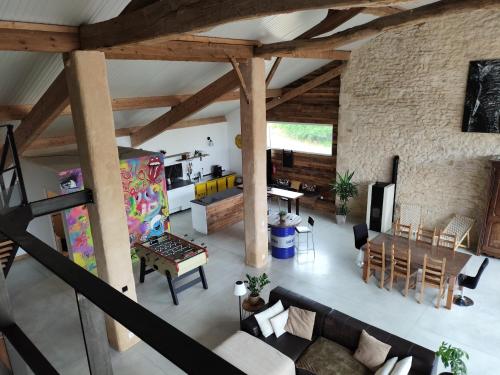  Elle comprend un salon doté de plafonds en bois. dans l'établissement Séjour à la campagne 