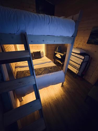 ÇamlıhemşinにあるAYDER HOTEL'sの二段ベッド2組、デスクが備わる客室です。