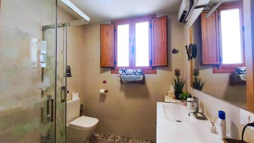 une salle de bain avec toilettes, lavabo et douche dans l'établissement Casa El Molino de Melegis - Lecrin Valley, à Melegis