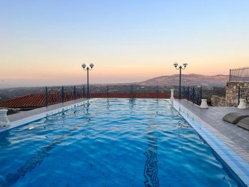 Πισίνα στο ή κοντά στο Rafkos Mansion with Private Pool and Amazing View