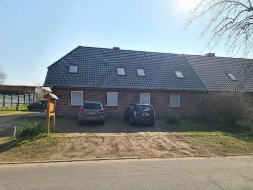 two cars parked in front of a house at Schildetal Apartment's in Vellahn