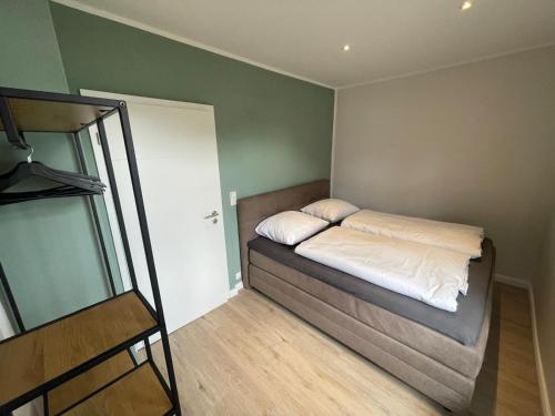 En eller flere senge i et værelse på Cottage Cozy Gästehaus