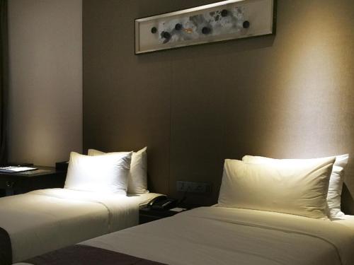 Säng eller sängar i ett rum på Geno Hotel Shah Alam