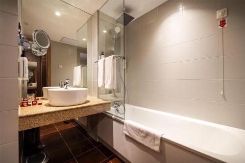 Metropolitan Hotel Sofia, a member of Radisson Individualsにあるバスルーム