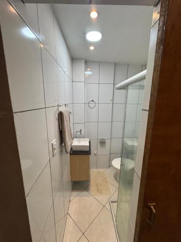 un baño con lavabo e inodoro en Studio CARIOCA, en Río de Janeiro