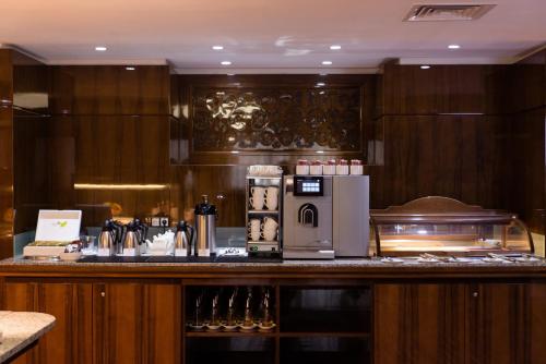 Příslušenství pro přípravu čaje a kávy v ubytování Holiday Inn Aktau by IHG