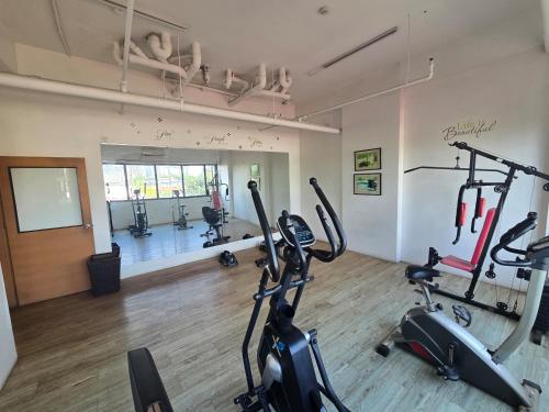 Un gimnasio con dos bicicletas estáticas en una habitación. en Ohana Suites 2 Studio Lot 8 Condo Near Ayala Cebu City with fast Wifi and Netflix, en Cebú