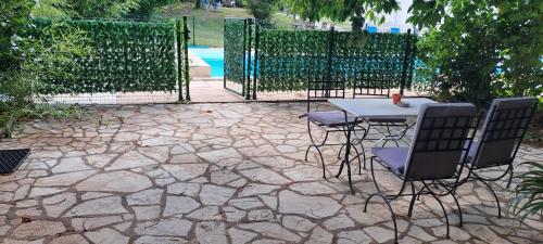 Imagen de la galería de TourTour in the Loire Valley poolside Chalet, en Saint-Avertin