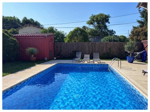 - une piscine dans une cour à côté d'une clôture dans l'établissement House Perigourdine ex former diligence relay, à Falgueyrat