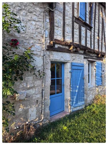 une porte bleue sur le côté d'un bâtiment en pierre dans l'établissement House Perigourdine ex former diligence relay, à Falgueyrat
