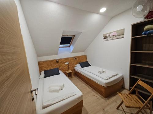 Ένα ή περισσότερα κρεβάτια σε δωμάτιο στο Apartments Pri Boštjanovcu