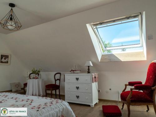 una camera da letto con un letto e una finestra di Le Pigeonnier du Mas de Salles a Lugan