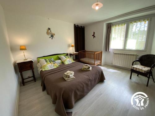 a bedroom with a large bed with towels on it at Gîte entre les Lacs in Curan