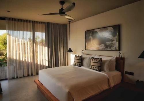 Una cama o camas en una habitación de BASK Gili Meno