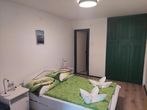 Un dormitorio con una cama con flores. en Villa Malazzo, en Balatongyörök