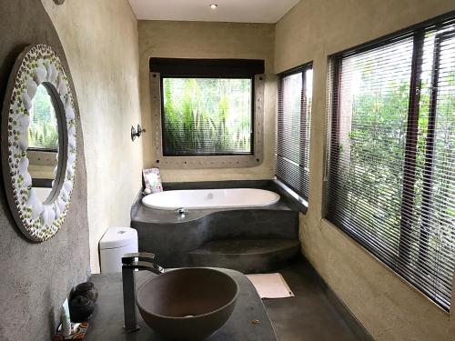Ένα μπάνιο στο Tinkers Lakeside Lodge - Kruger