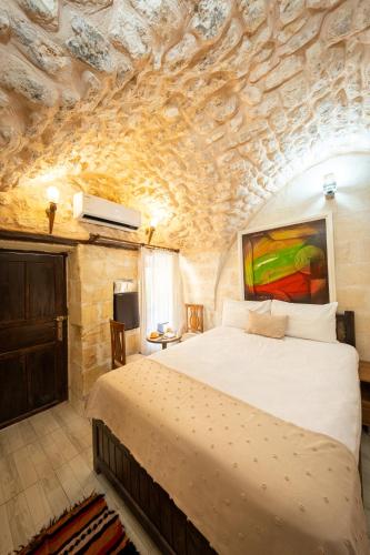 Ένα ή περισσότερα κρεβάτια σε δωμάτιο στο KARAGÜL Hotel