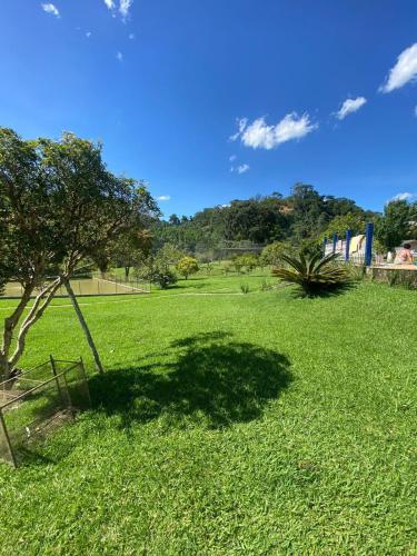 Κήπος έξω από το Sítio incrível com Piscina e lago em Bom Jardim