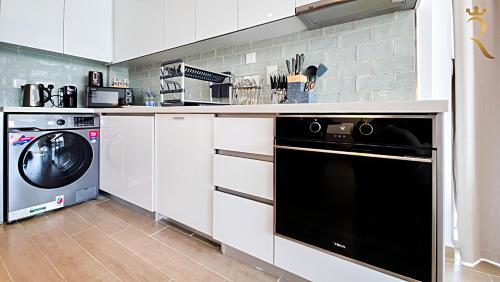 Η κουζίνα ή μικρή κουζίνα στο Mayan Breeze Studio with Balcony in Yas Island