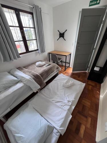 3 quartos a 400m do metro Ana Rosa في ساو باولو: سرير أبيض كبير في غرفة بها نافذة