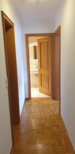 an empty hallway with a door and a bathroom at Serwazi-Zenzen in Mesenich