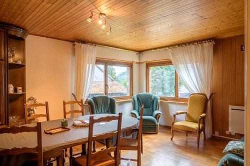 une salle à manger avec une table et des chaises dans l'établissement Gîte De Pipala, à Mittlach