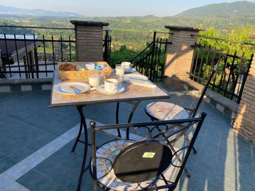 Μπαλκόνι ή βεράντα στο Hillside home with fantastic view - 7 beds - only 1h from Rome