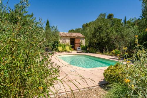 une piscine dans une cour avec une maison dans l'établissement Gite de Camp chéri, à Sommières