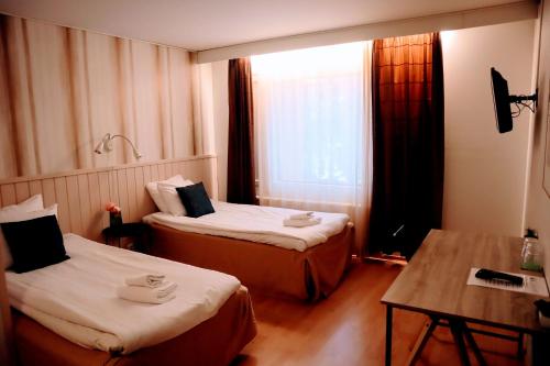 Ένα ή περισσότερα κρεβάτια σε δωμάτιο στο Hotel Kajaani
