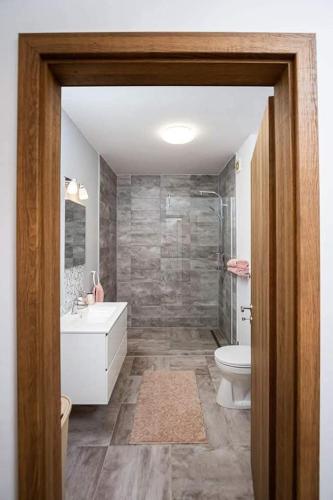 a bathroom with a tub and a toilet at Ra Apartment in Oradea