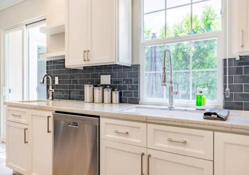 Dapur atau dapur kecil di @ Marbella Lane - Modern and Sophisticated Home
