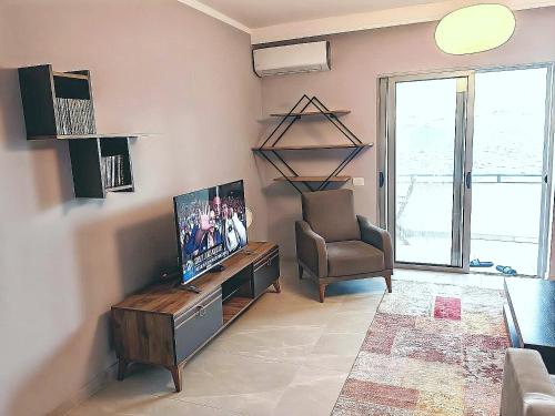 TV a/nebo společenská místnost v ubytování Aria Seaview Apartments