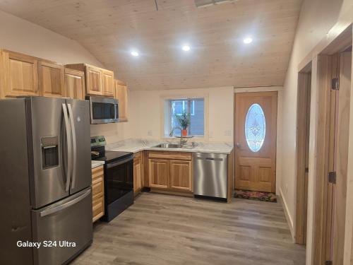 Dapur atau dapur kecil di Fins up! Higgins Lake retreat