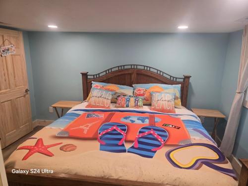 Katil atau katil-katil dalam bilik di Fins up! Higgins Lake retreat