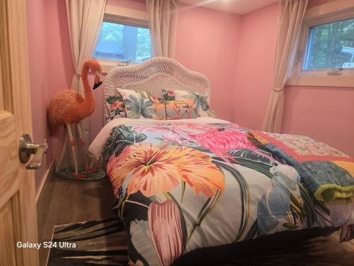Katil atau katil-katil dalam bilik di Fins up! Higgins Lake retreat