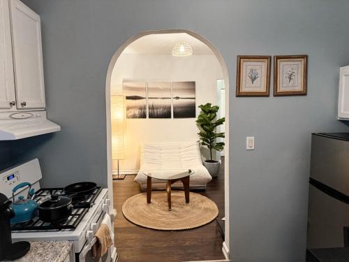 Dapur atau dapur kecil di Japanese Inspired Twin Retreat 15 Min to Manhattan