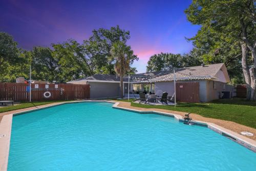 Bazén v ubytování Best of Desoto 5BR 2BA with Pool Patio nebo v jeho okolí