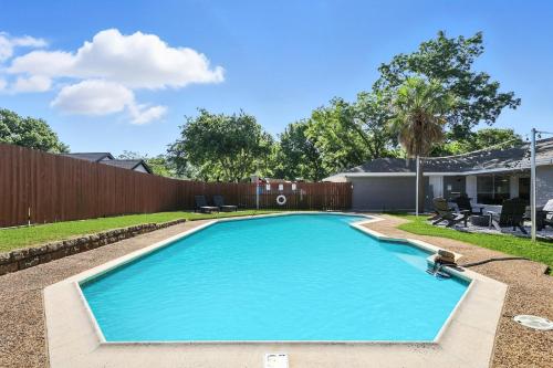 Bazén v ubytování Best of Desoto 5BR 2BA with Pool Patio nebo v jeho okolí