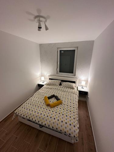 a bedroom with a bed with a tv on it at Nobus Vila jezero in Veliko Gradište