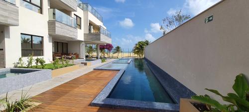 una piscina sul lato di una casa di The Home São Miguel do Gostoso Apt 006 a São Miguel do Gostoso