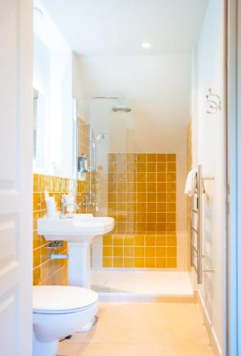 a bathroom with a sink and a toilet at Le Domaine de Richebourg - Pierres d'Histoire in Richebourg
