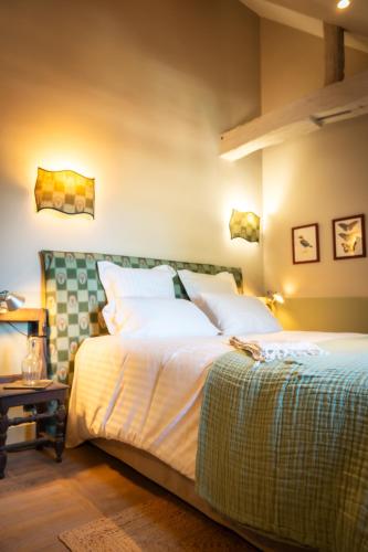 a bedroom with two beds and a table and lights at Le Domaine de Richebourg - Pierres d'Histoire in Richebourg