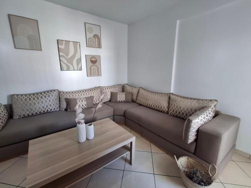 a living room with a couch and a coffee table at appartement chams in Tetouan