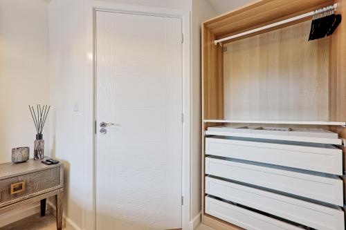 a bedroom with a closet with a bed and a desk at Luxury and cosy 2 bed entire house in Essex 20 mins from beach in Colchester